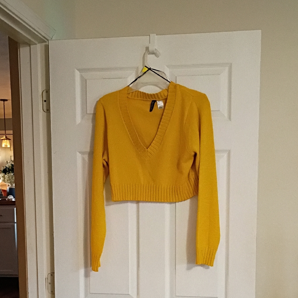 Divided Yellow V-Neck Cropped Sweater